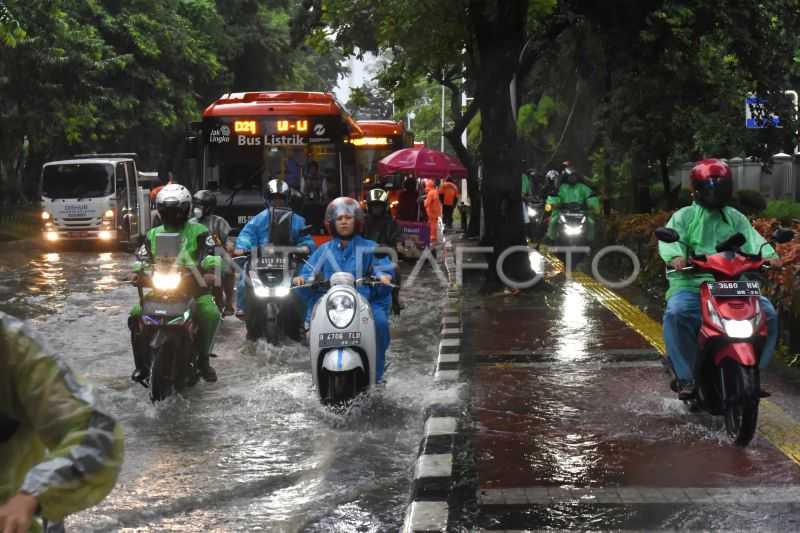 BMKG: Mayoritas Kota Besar Diguyur Hujan Ringan hingga Lebat