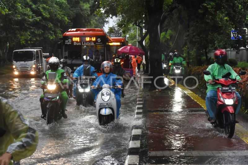 BMKG: Mayoritas Kota Besar Diprakirakan Hujan Ringan Hingga Lebat