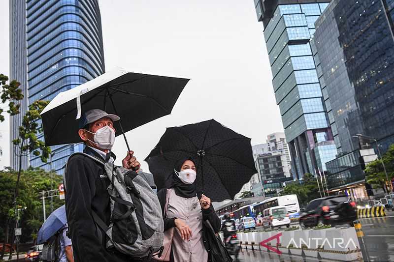 BMKG Minta Masyarakat Waspadai Hujan Lebat Disertai Petir di Jaksel dan Jaktim pada Rabu Sore