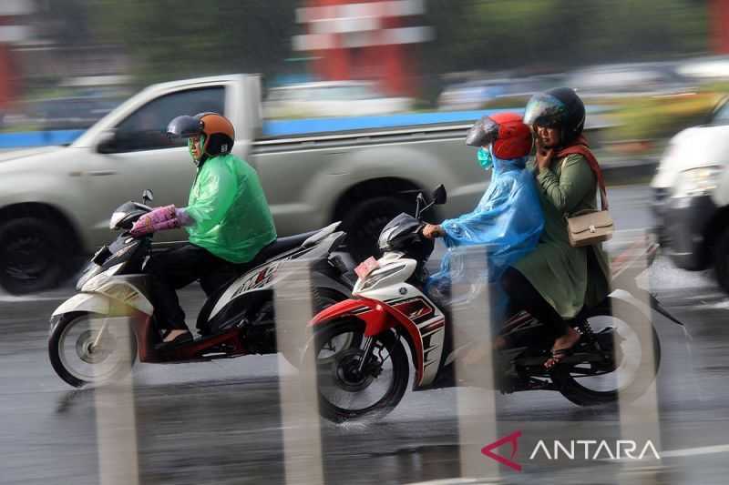 BMKG Minta Warga Waspadai Hujan Disertai Petir di Sejumlah Wilayah Jakarta Malam Hari