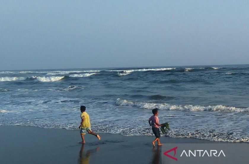 BMKG Peringatkan Gelombang Tinggi di Laut Selatan Jabar-DIY