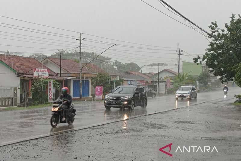 BMKG Prakirakan Hujan Lebat Melanda Sebagian Kota Besar Indonesia