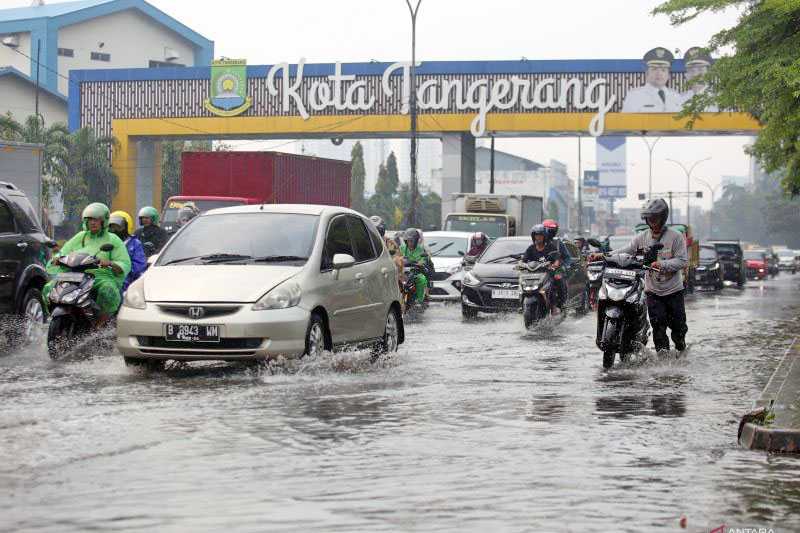 BMKG Prakirakan Sebagian Besar Banten Hujan Disertai Angin dan Petir