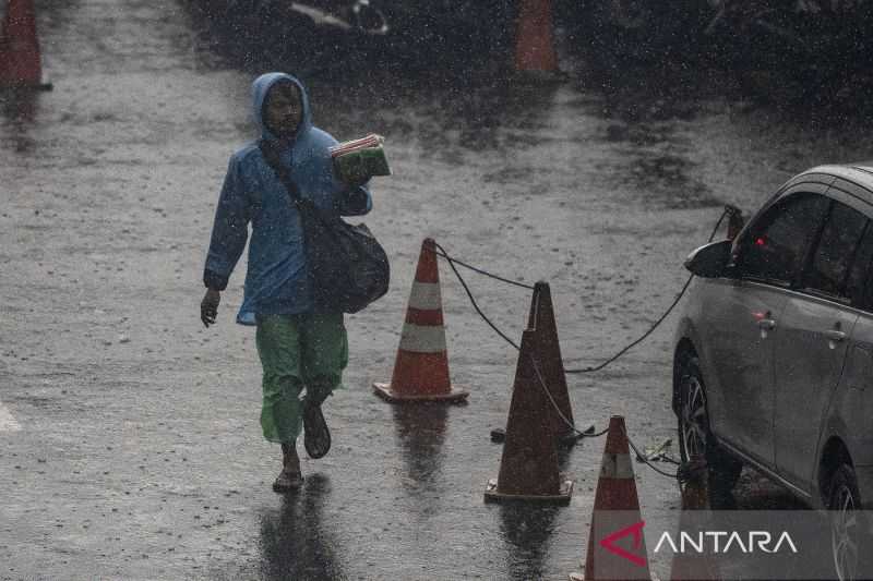 BMKG Prakirakan Tiga Wilayah Jakarta Diguyur Hujan Disertai Petir