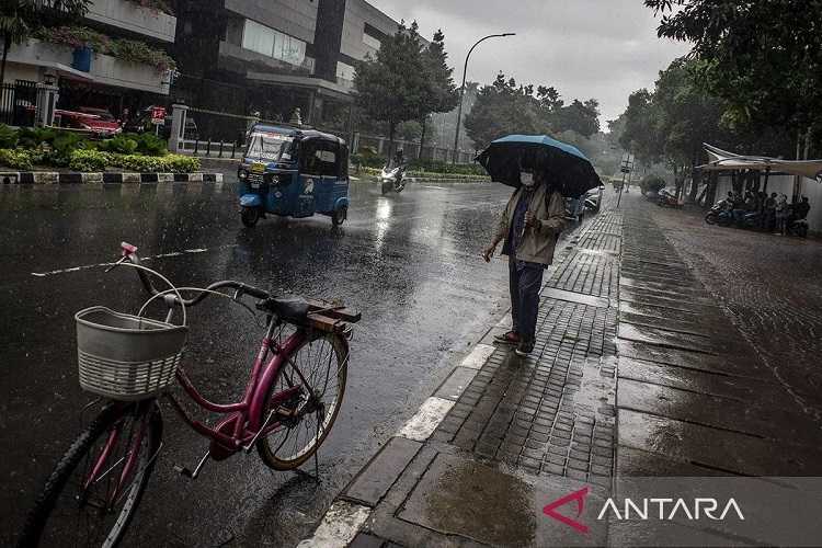 BMKG: Sebagian Besar Wilayah Jakarta Diguyur Hujan Ringan Minggu Siang hingga Sore