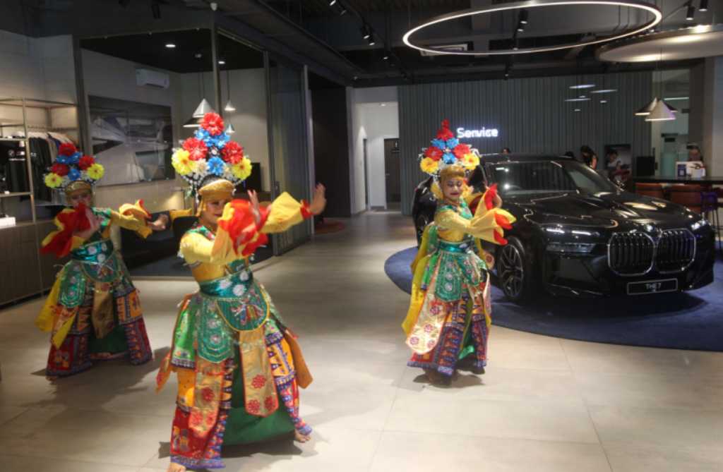 BMW Group Indonesia Resmikan Diler Resmi BMW Pertama yang Mengusung Konsep Retail.Next: BMW Tunas Tomang 4