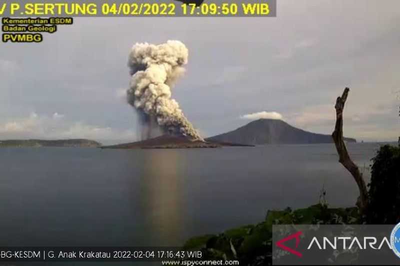 BNPB: Gunung Anak Krakatau Erupsi 9 Kali, Hindari Berada di Radius 2 Km