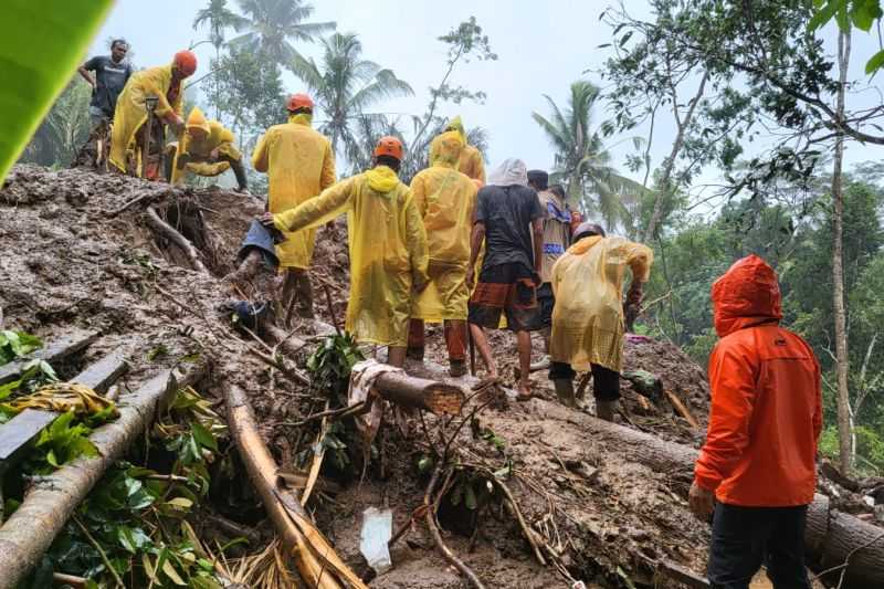 BNPB: Tim SAR Gabungan Cari Korban Tertimbun Longsor di Karangasem