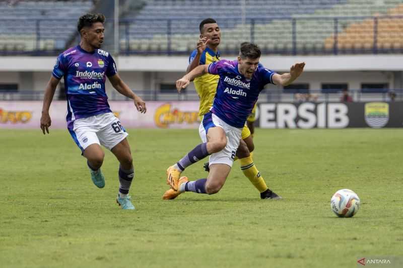 Bojan Minta Pemain Persib Kerja Keras Lawan Persikabo 1973