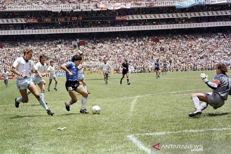 Bola 'Tangan Tuhan' Maradona Dilelang