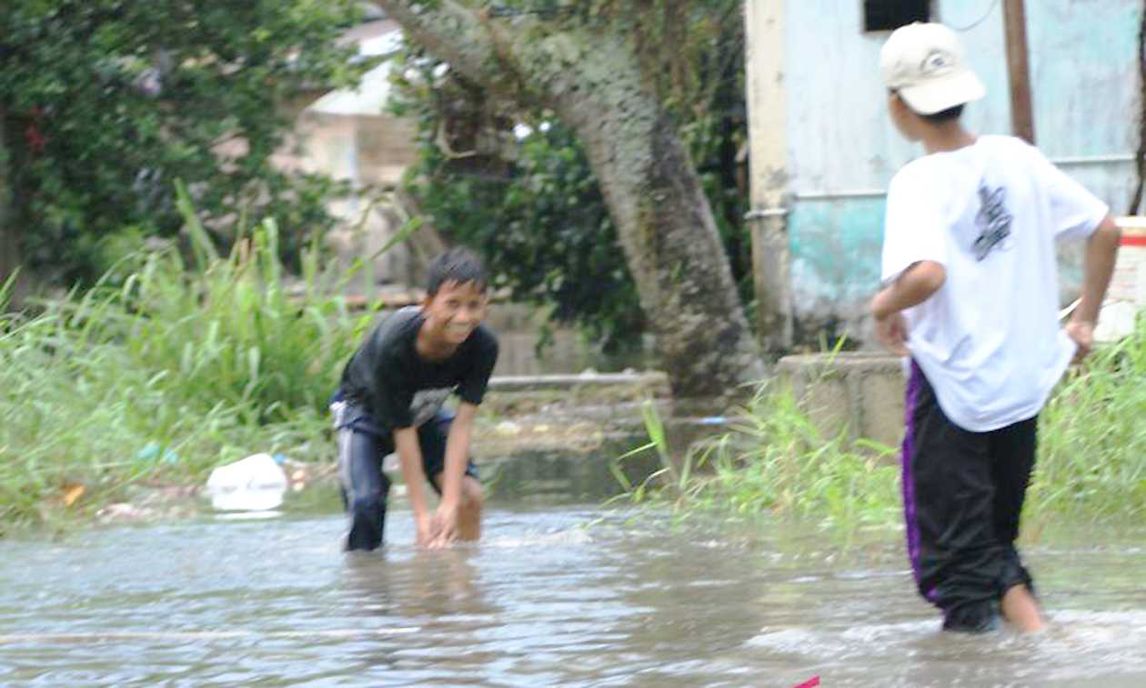 BPBD Belitung Bantu Tangani banjir yang Rendam Puluhan Rumah Warga