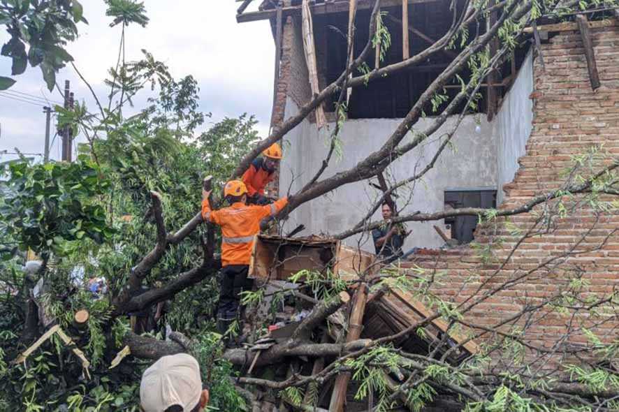 BPBD Bondowoso Catat Belasan Rumah Rusak Diterjang Puting Beliung