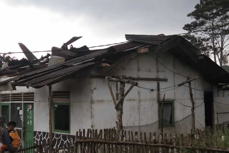 BPBD catat 16 rumah rusak usai puting beliung kembali terjang Bandung
