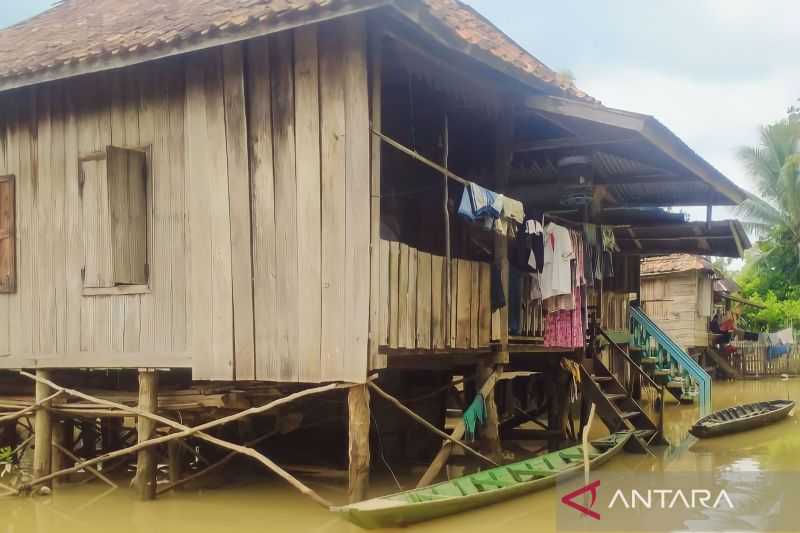 BPBD Ogan Komering Ulu Bantu Evakuasi Korban Banjir di Muarajaya