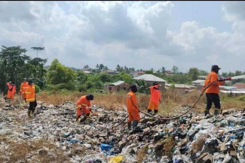 BPBD Sumatera Selatan Basahi Lahan TPA Sukawinatan Antisipasi Kebakaran