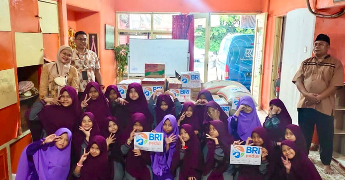 BRI Kanca Lebak Bulus Bagi Sembako ke Anak Yatim Binaan Yayasan Mizan Amanah