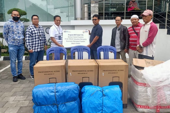 BRI Warung Buncit Serahkan Bantuan Sarana Kegiatan ke Tiga RT di Wilayah Mampang