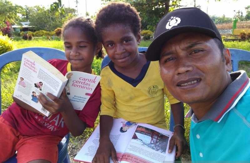 Bripka La Amin Sulap Bangunan Tua Jadi Perpustakaan bagi Warga Pedalaman di Papua