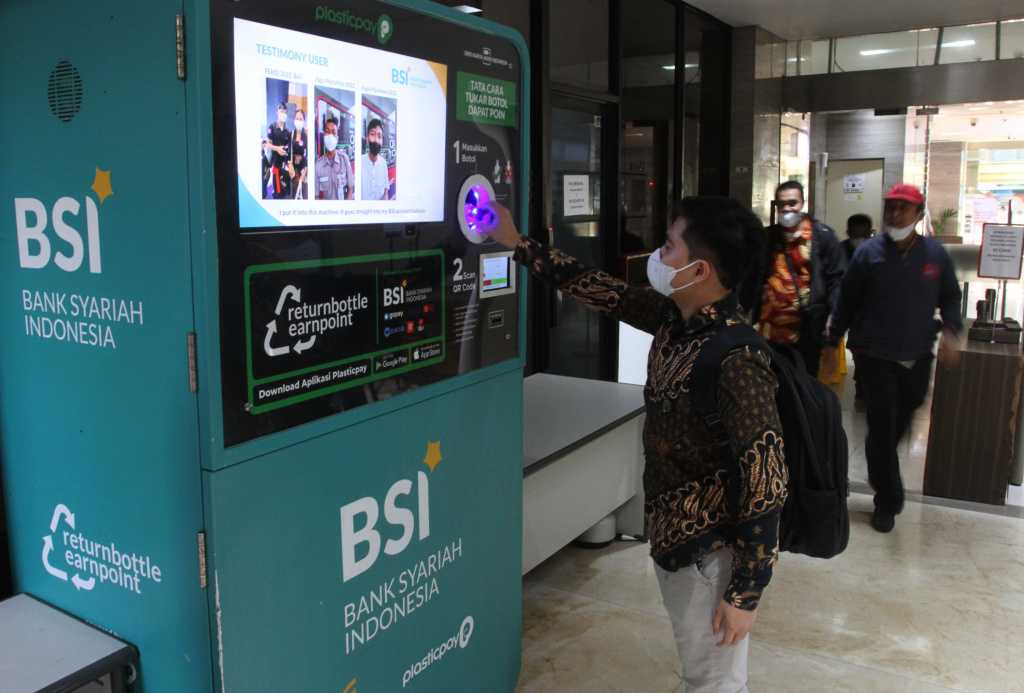 BSI Peduli Lingkungan, Edukasi Masyarakat Tukar Botol Plastik di Reverse Vending Machine