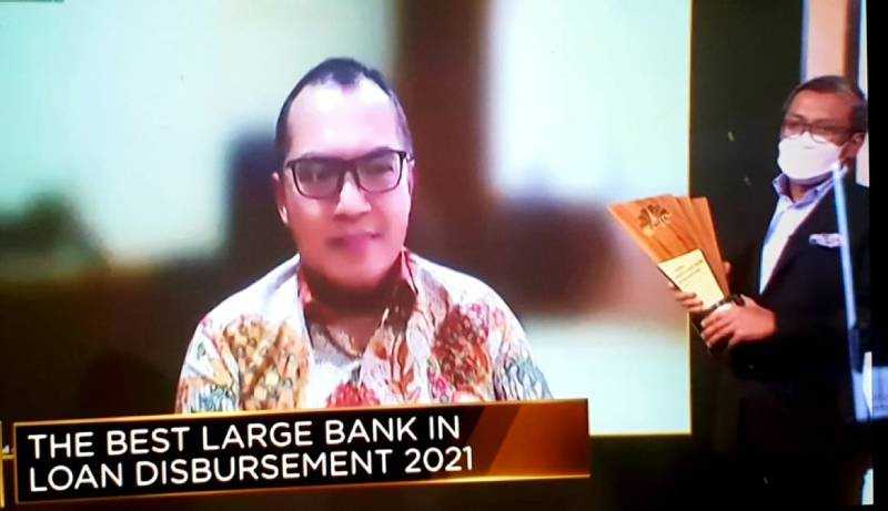 BTN RAIH PENGHARGAAN THE BEST LARGE BANK IN LOAN DISBURSEMENT 2021 2