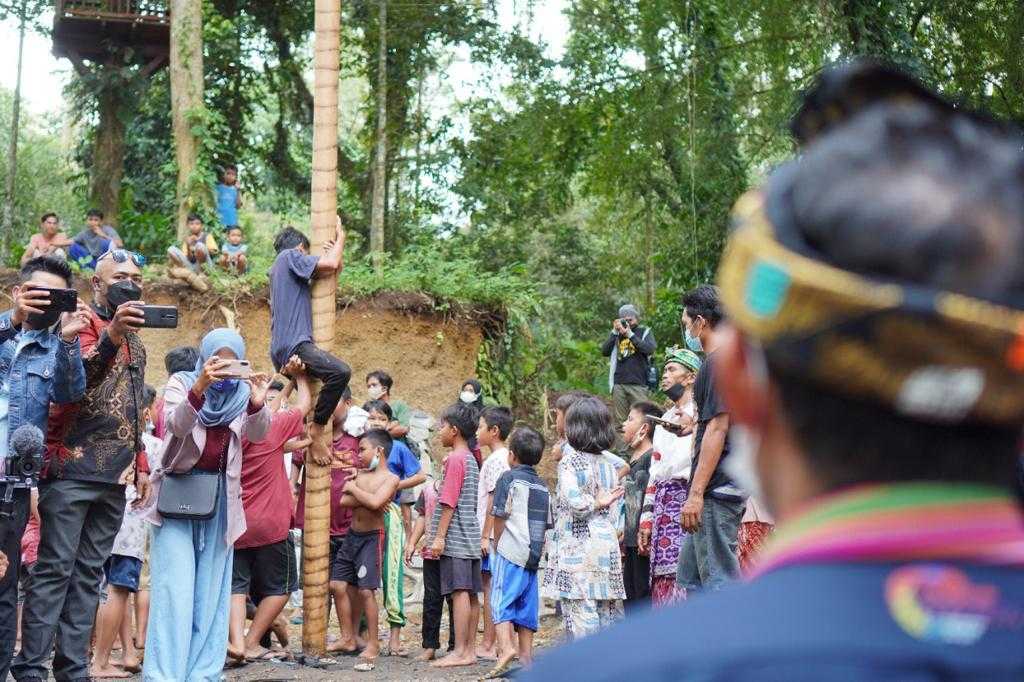 Budaya Panjat Pinang Trandisional dapat Pulihkan Pariwisata di Indonesia