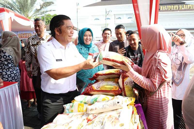 Buka Bazar Ramadhan, PJ Gubernur Banten Al Muktabar Ikut Layani Pembeli
