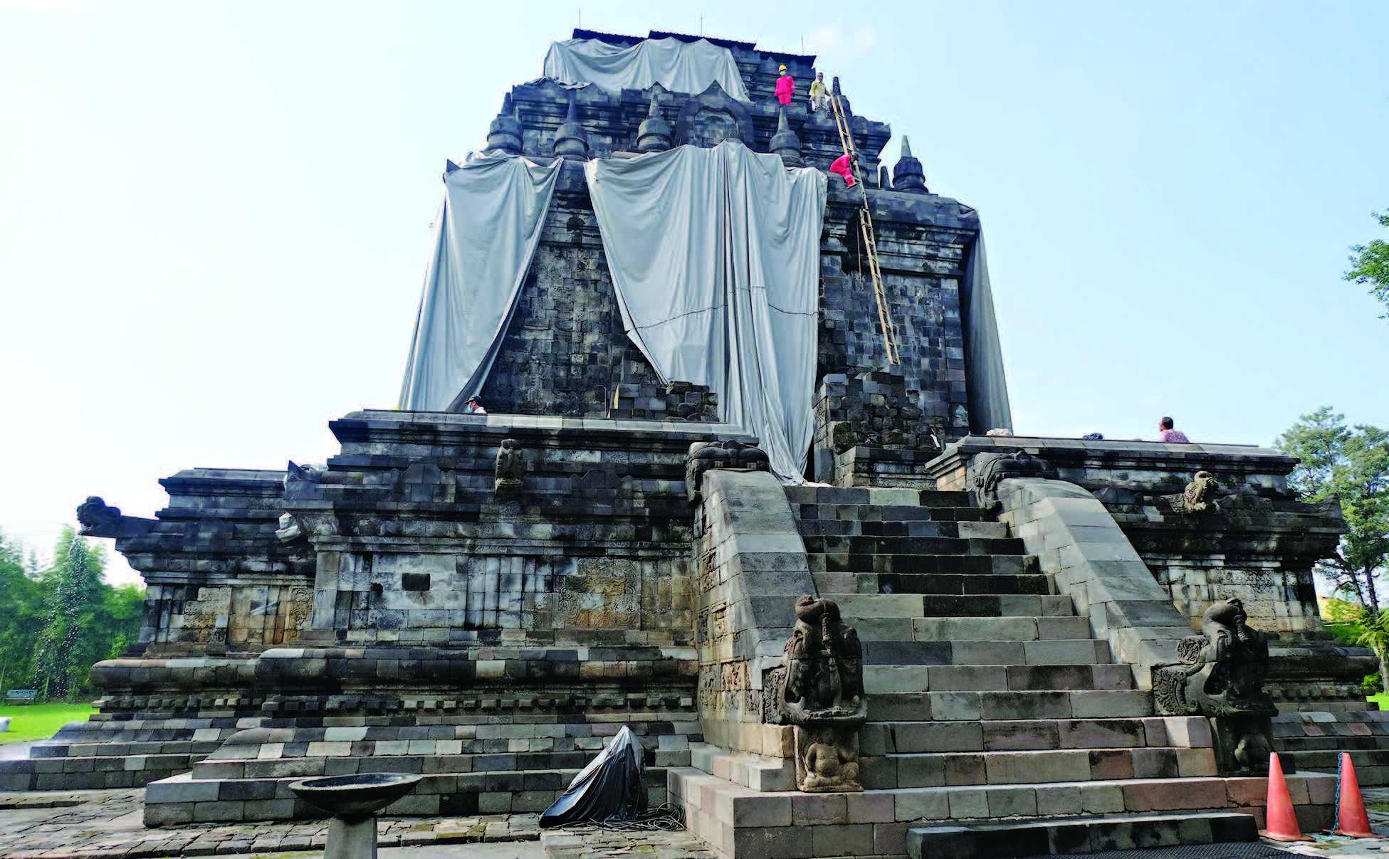 BUKA TERPAULIN PENUTUP CANDI MENDUT