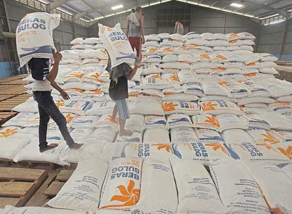 Bulog Awasi Pembongkaran Beras di Pelabuhan