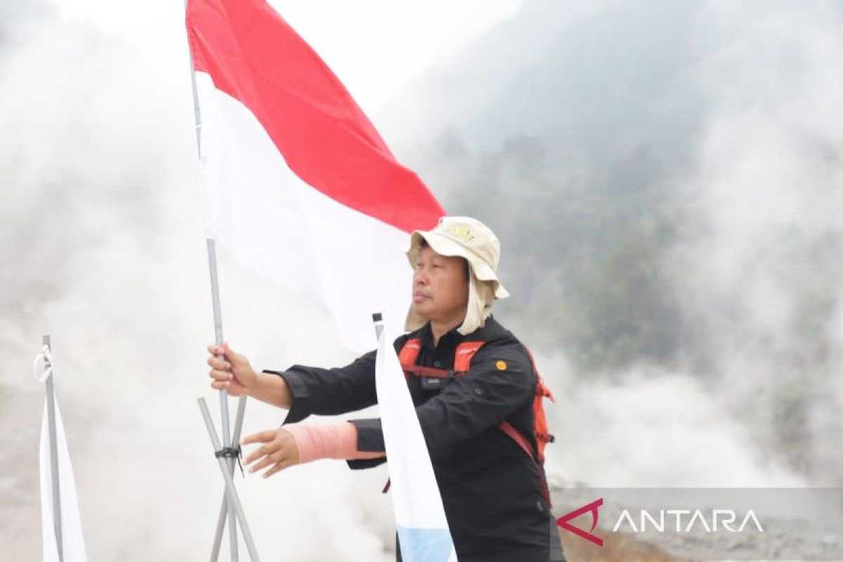 Bupati Bogor Kibarkan Bendera di Kawah Ratu