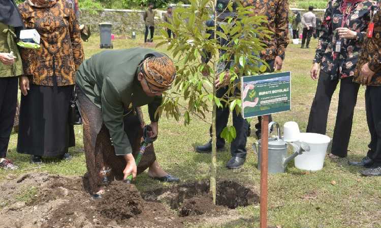 Bupati Boyolali Tanam Pohon Produkif di Lereng Merapi Peringati HCPSN 2022