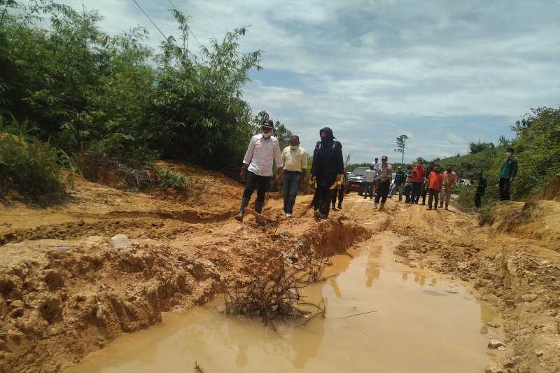 Bupati dan Anggota DPR Janji Perjuangkan Perbaikan Jalan