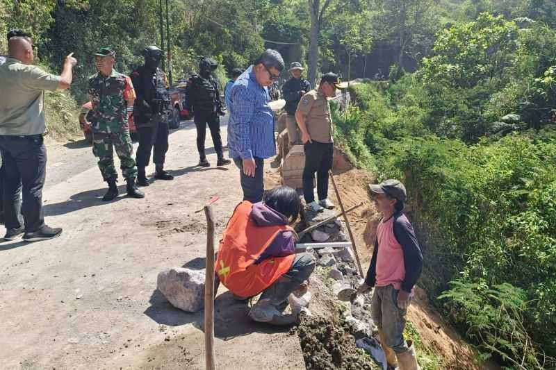 Bupati Garut Cek Pembangunan Infrastruktur Jalan yang Dilaporkan Asal-asalan