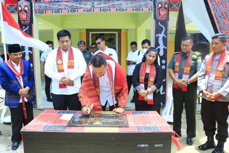 Bupati Samosir Bersama Wagubsu Resmikan GOR Kabupaten Samosir