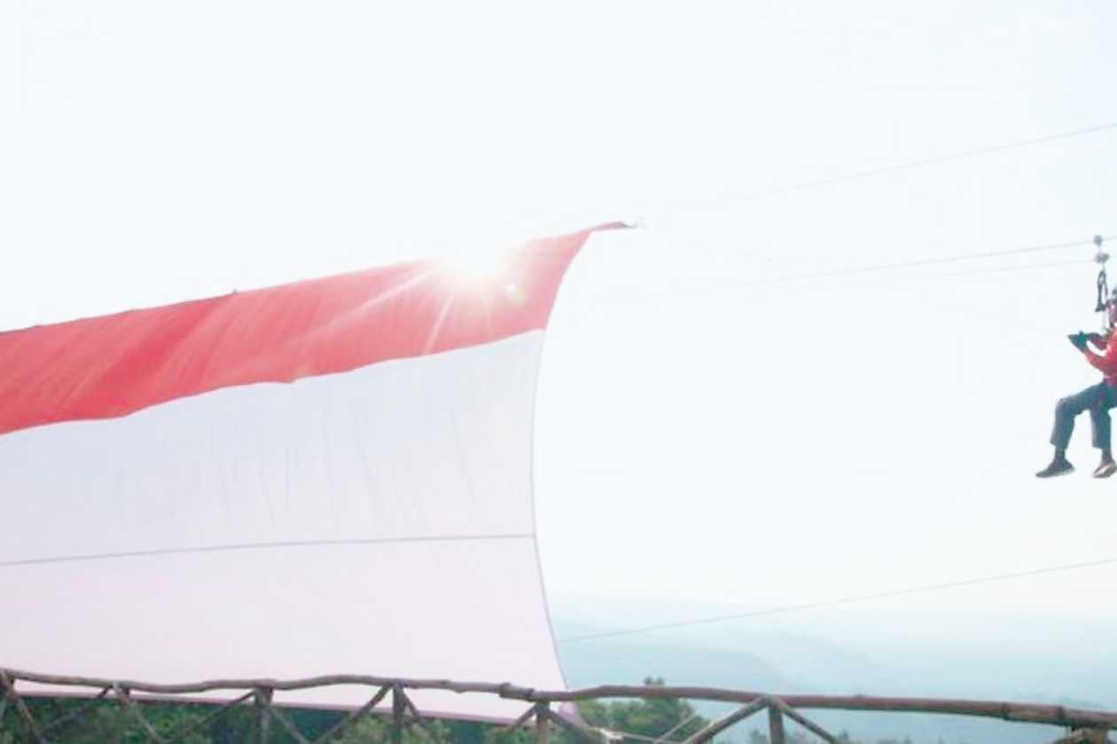 Bupati Subang Bentangkan Bendera Raksasa di Atas Bukit