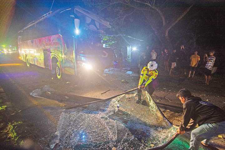 Bus Menabrak Truk Pengangkut Kontainer