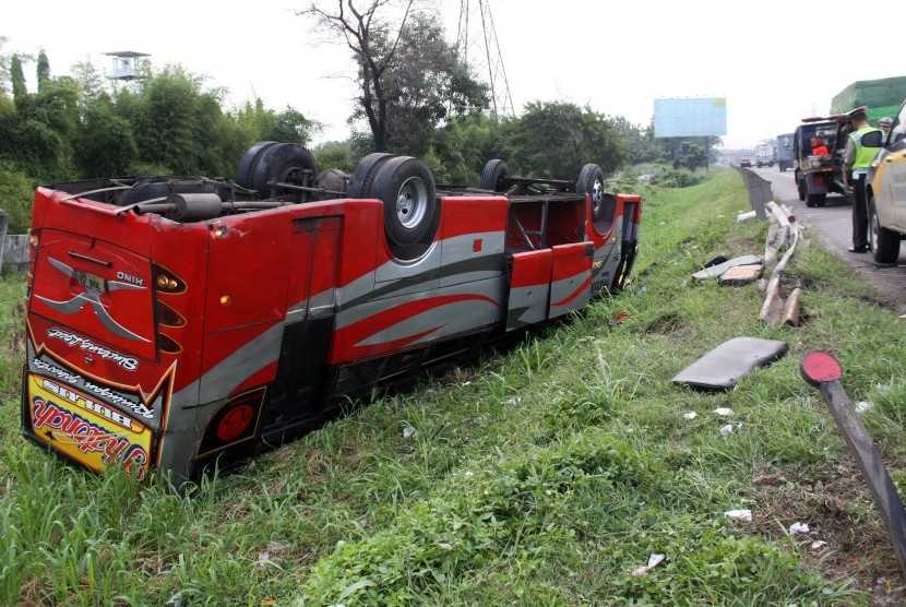 Bus Terguling di Tol Cipali, 12 Penumpang Terluka