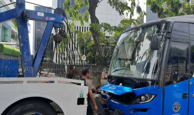 Bus TransJakarta Tabrak Pembatas Jalan