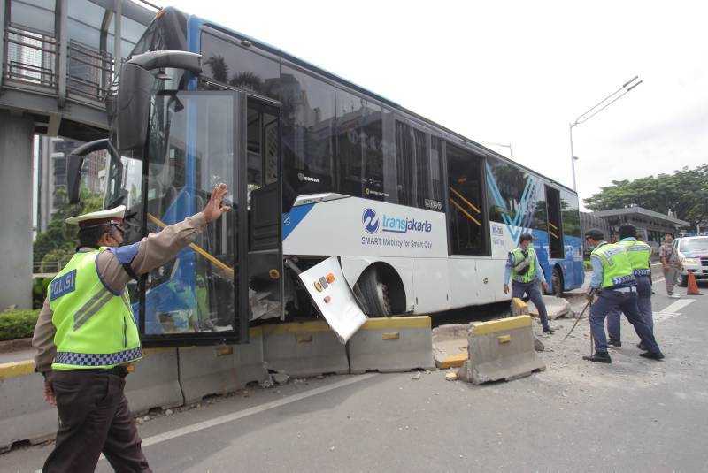 Bus Transjakarta Tabrak Separator Busway di Kawasan Sudirman