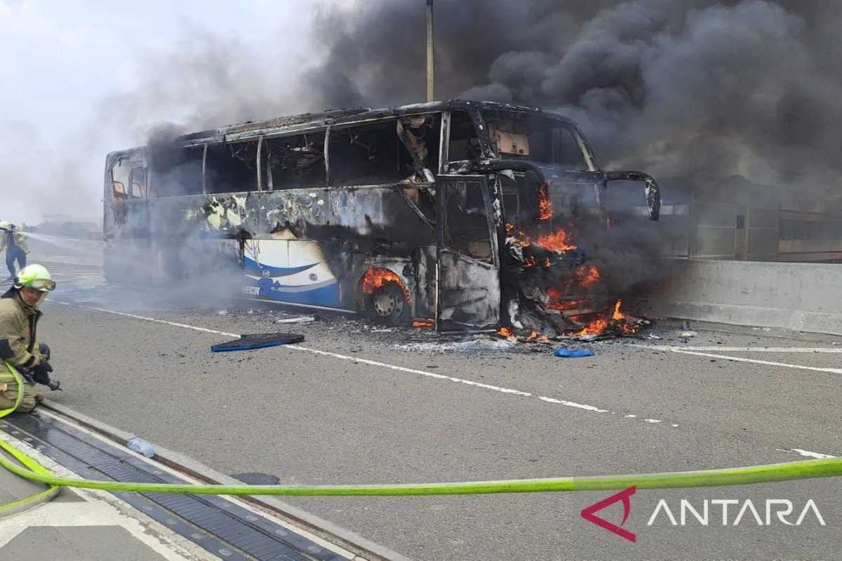 Bus Wisata Rombongan Murid TK Terbakar di Ruas Tol Becakayu