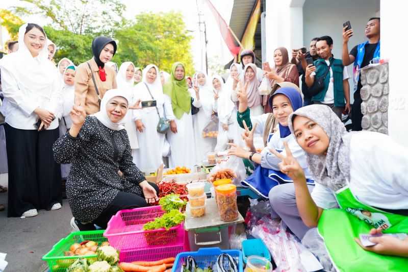 Cagub Jatim Khofifah Blusukan di Pasar Templek Blitar, Cek Harga Bahan Pokok