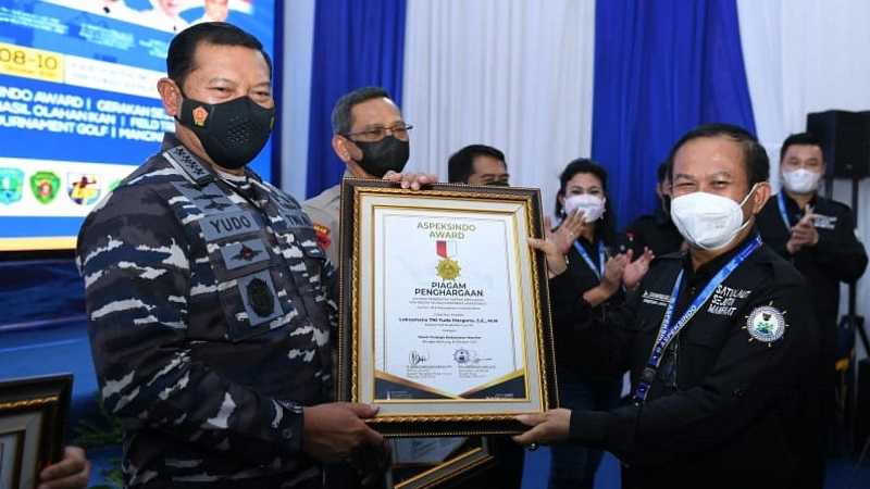 Calon Kuat Panglima TNI Ini Terima Penghargaan Tokoh Penjaga Kedaulatan Maritim