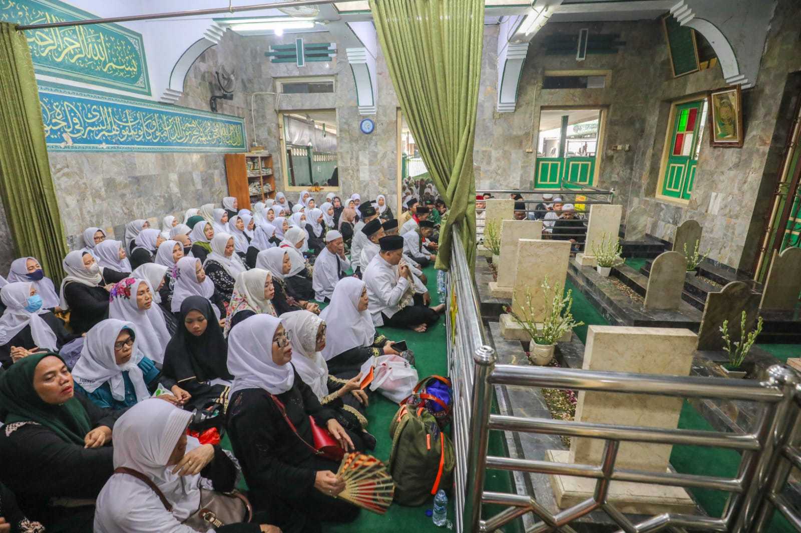Cara Asyik Relawan Kenalkan Ganjar-Mahfud, Berwisata Religi dengan Ziarah ke Makam Keramat Priok dan Makam Empang Bogor