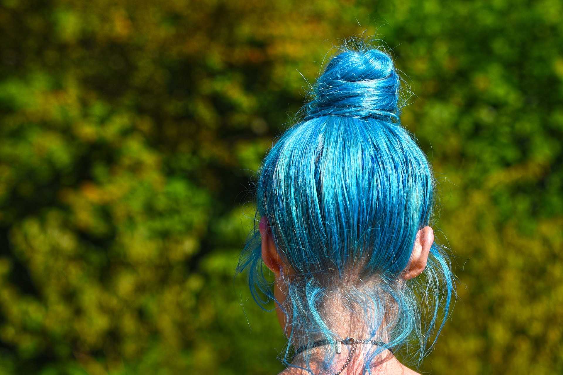 Зеленая затылка. Эвелон синие волосы. Девушка с синими волосами. Девушка с яркими волосами.