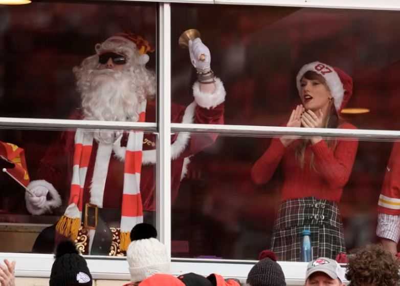 Cara Seru Taylor Swift Rayakan Natal, Nonton Pacar Tanding Sepakbola