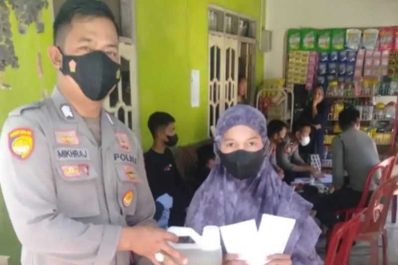 Cara Unik Polres Pasangkayu Sulawesi Barat Membujuk Warga Agar Mau Divaksin