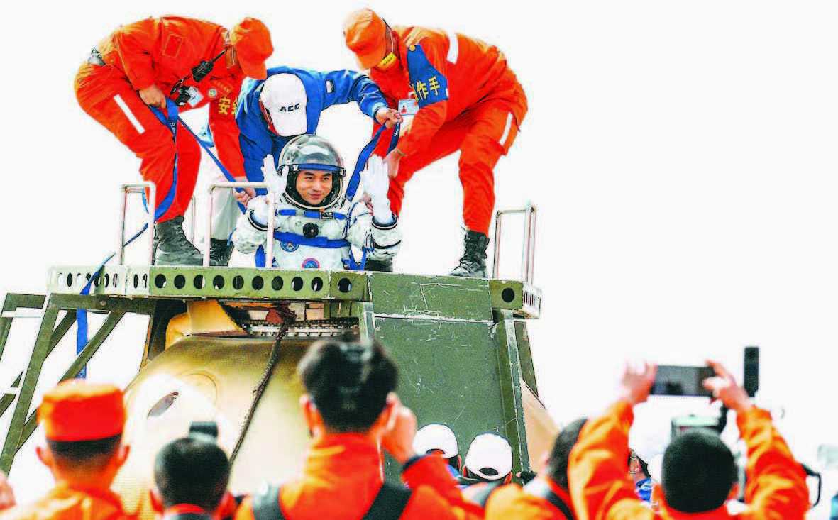 Catat Rekor Terlama di Orbit, Awak Shenzhou-13 Tiba di Bumi