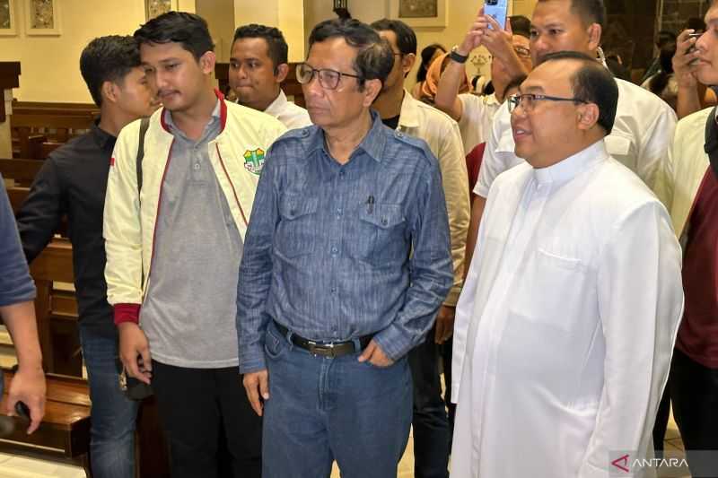 Cawapres Mahfud Kunjungi Gereja Katolik Santa Maria Tak Bercela di Surabaya