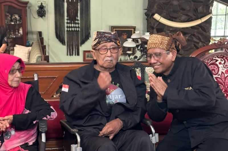 Cawapres Mahfud Minta Doa Restu kepada Gubernur Jabar Periode 1970-1975 Solihin GP