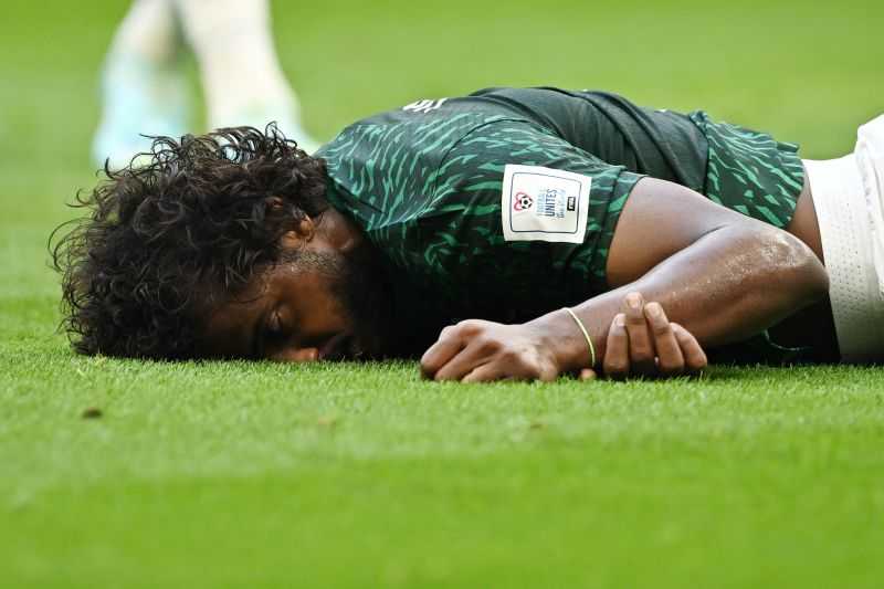 Cedera Serius, Bek Saudi Dioperasi Setelah Tubrukan dengan Kiper di Piala Dunia