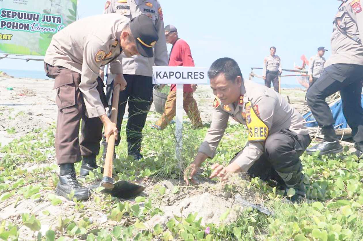 Cegah Abrasi Pantai Sasak, Polres Pasaman Barat Tanam Pohon